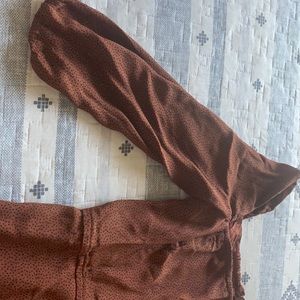 Vestido con mangas esponjosas.